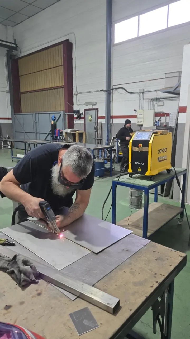 Equipo de soldadura láser Qovolt utilizado por un técnico en un taller industrial de Pulysold